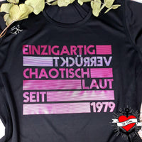 Schwarzes Shirt mit auffälligem Design 'EINZIGARTIG WERDEND CHAOTISCH LAUT SEIT 1979', entworfen von easy-sticks, inspiriert von der 'EINZIGARTIG SEIT' Plotterdatei.