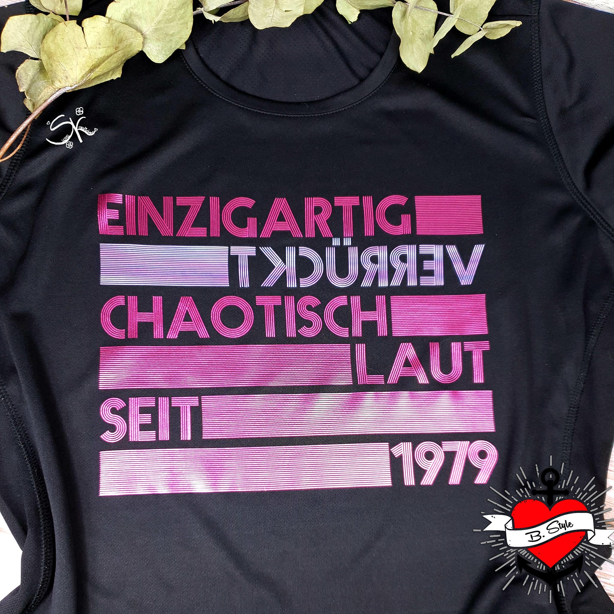 Schwarzes Shirt mit auffälligem Design 'EINZIGARTIG WERDEND CHAOTISCH LAUT SEIT 1979', entworfen von easy-sticks, inspiriert von der 'EINZIGARTIG SEIT' Plotterdatei.