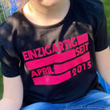 Schwarzes Kinder-T-Shirt mit dem fröhlichen Aufdruck 'EINZIGARTIG SEIT APRIL 2015', erstellt von easy-sticks, basierend auf der 'EINZIGARTIG SEIT' Plotterdatei.