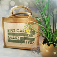 Stylische Jute-Tasche mit dem Spruch 'EINZIGARTIG SEIT MÄRZ 1956', designt von easy-sticks, inspiriert von der 'EINZIGARTIG SEIT' Plotterdatei.