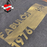 EINZIGARTIG SEIT Plotterdatei auf einem grauen T-Shirt mit goldener Schrift von easy-sticks, zeigt einen kreativen und einzigartigen Stil.