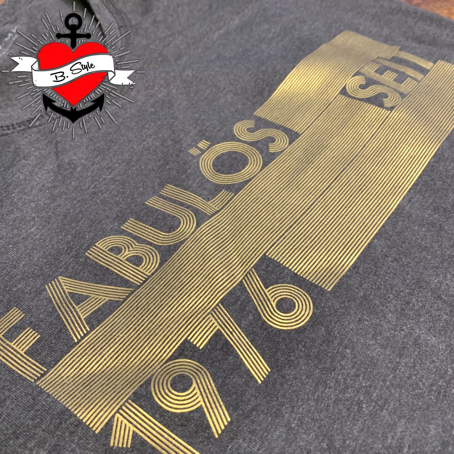 EINZIGARTIG SEIT Plotterdatei auf einem grauen T-Shirt mit goldener Schrift von easy-sticks, zeigt einen kreativen und einzigartigen Stil.