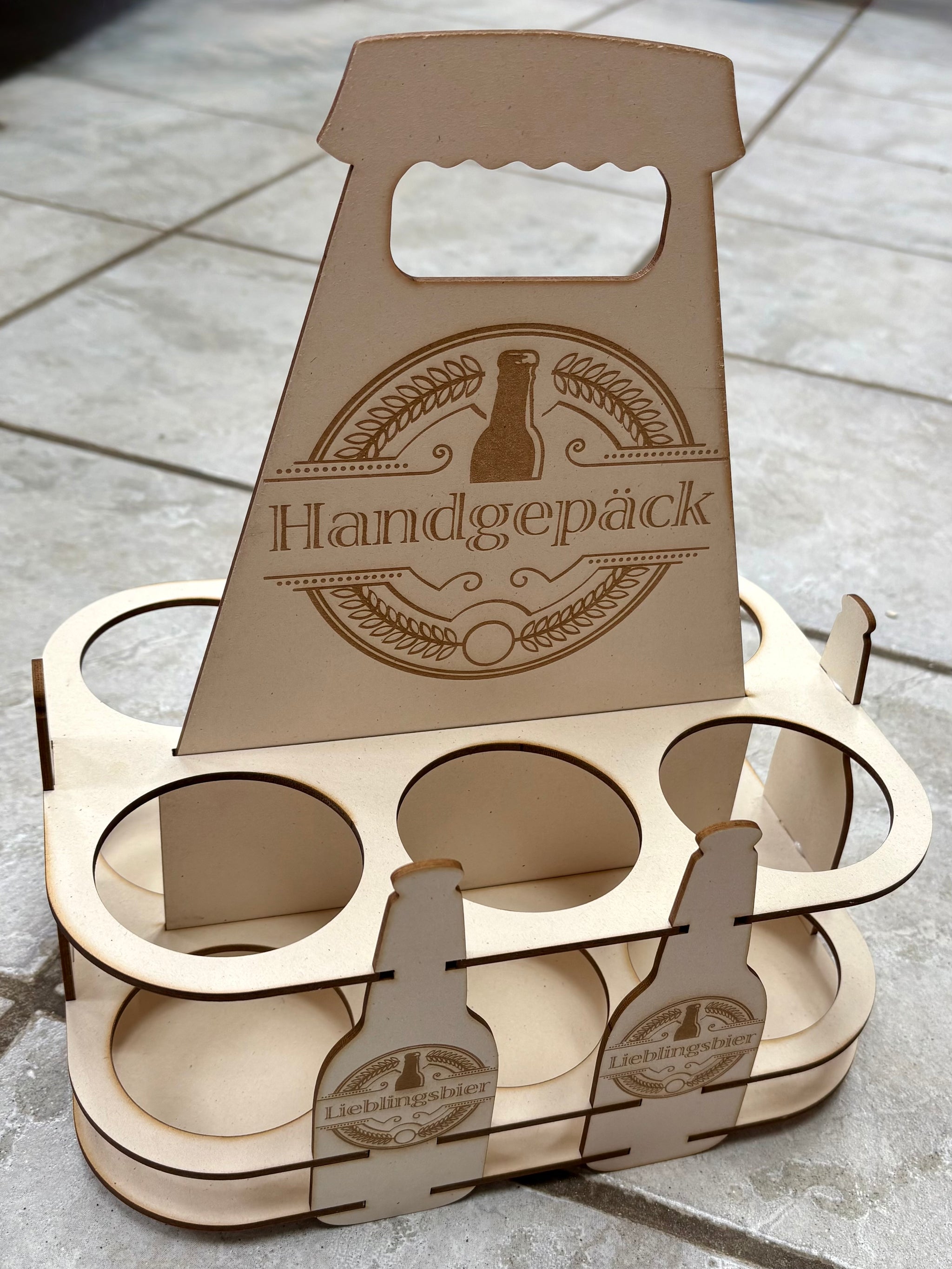 Sixpack_Bild: Bild mit Laserdatei aus Holz für 3 und 4 mm Bierträger, Sixpack zum tragen für Flaschen und Schriftzug handgepack