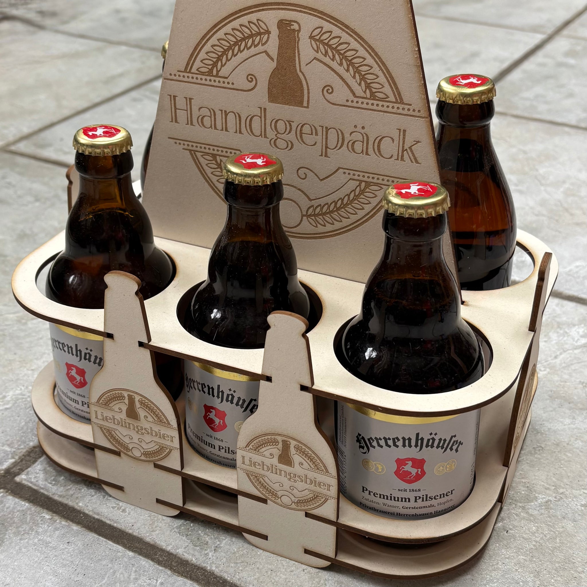 Sixpack_Bild: Bild mit Laserdatei aus Holz für 3 und 4 mm Bierträger, Sixpack zum tragen für Flaschen und Schriftzug Handgepäck