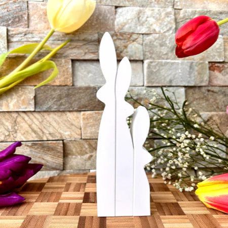 Drei schmale Hasen aus Silikon von Easy-Sticks, die elegant nebeneinander stehen, perfekt zum Gießen von dekorativen Elementen. Silikonform - 3 schmale Hasen.