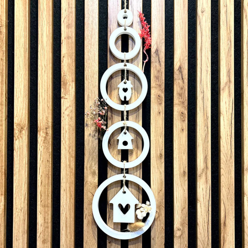 Dekorative Gießform für Ringe - Silikon 4er Set Ringe von easy-sticks, präsentiert mit zarten Blumen und Vogelhäuschen, ideal für kreative DIY-Projekte.
