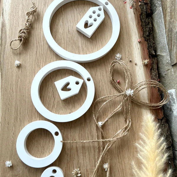 Weiße Silikon Gießformen im 4er Set Ringe von easy-sticks, präsentieren elegante, runde Formen auf Holzunterlage, perfekt für individuelle Deko-Elemente.