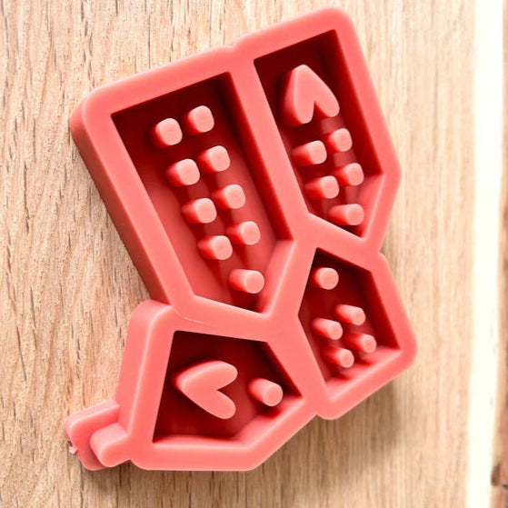 Silikonform - Minihäuser zum Aufhängen von Easy-Sticks, rote Silikonform mit mehreren Hausformen, ideal für kreative Bastelprojekte.
