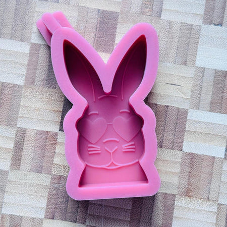 Rosafarbene Silikonform von Easy-Sticks, Hase mit Herzsonnenbrille, perfekt für das Gießen von Kunstwerken.