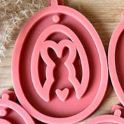 Silikonform von Easy-Sticks - Osteraufhänger in leuchtendem Pink, gestaltet mit einem Hasen und Herz, für die kreative Gestaltung von Ostern.