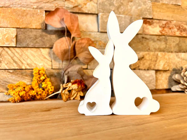 Zwei stilvolle weiße Hasenfiguren mit Herzdetails, präsentiert von Easy-Sticks, Silikonform - Hase mit Herz.