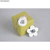 Verschiedene Anhänger aus der Silikonform - Osterfreunde von Easy-Sticks, Deko-Ideen für das Osterfest, inklusive Hasen und Blumen.