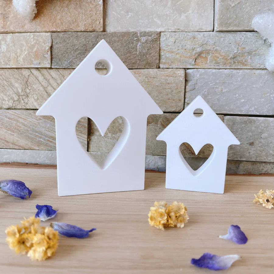 Zwei kleine Herzhaus-Gießformen zum Aufhängen aus hochwertigem Silikon von easy-sticks, ideal für kreative DIY-Projekte.