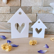 Zwei kleine Herzhaus-Gießformen zum Aufhängen aus hochwertigem Silikon von easy-sticks, ideal für kreative DIY-Projekte.