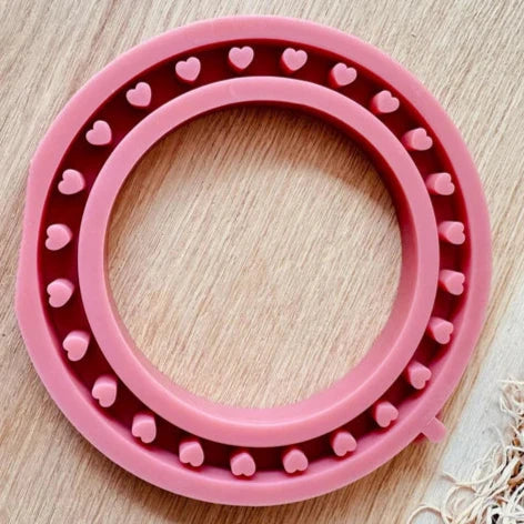 Silikon Gießform Herzring von easy-sticks, farbenfrohe runde Form mit kleinen Herzen, ideal zum Gießen kreativer Projekte.