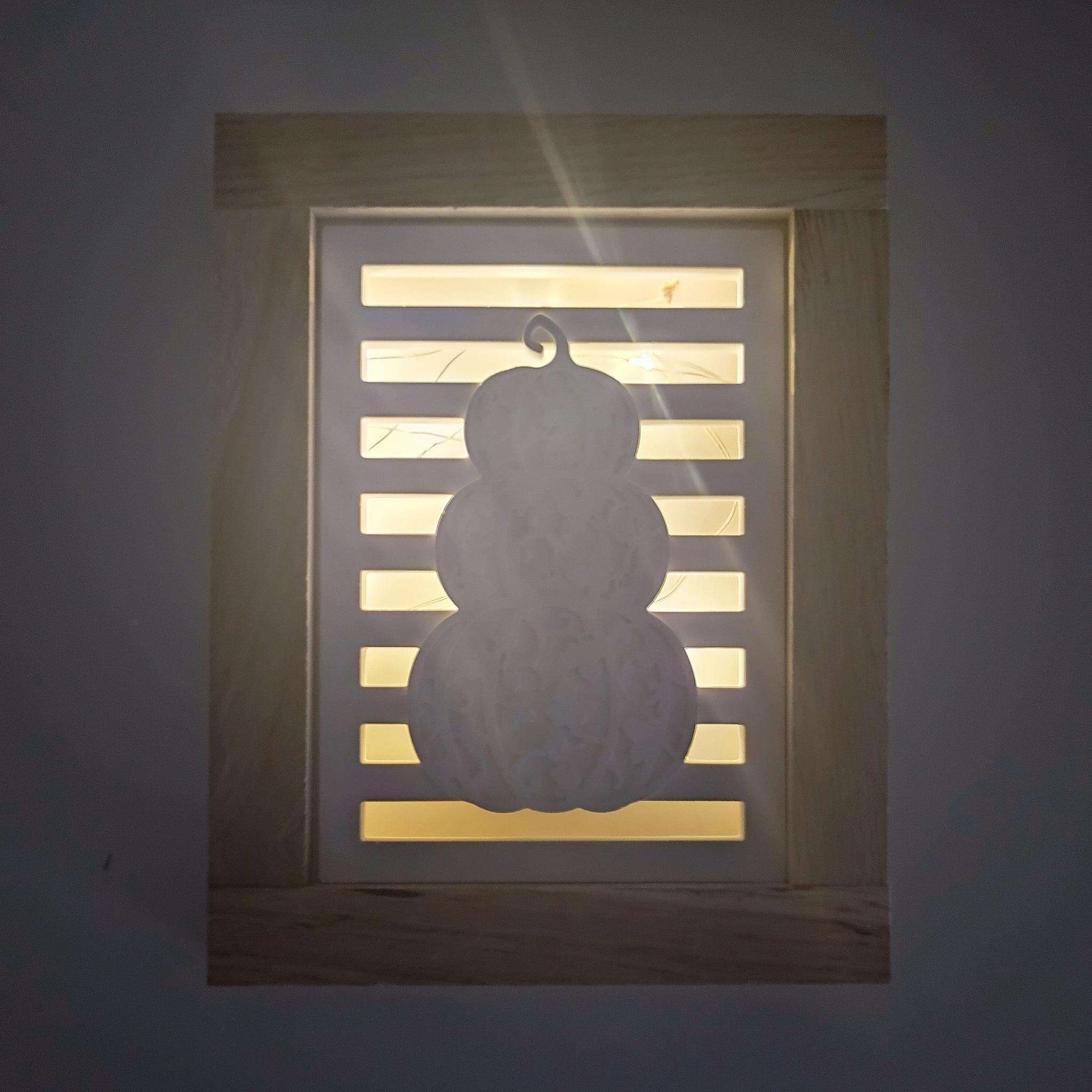 Silikonform - Kürbis Laterne Seitenteil gegossen mit Gießmasse und in Hol Rahmen Klötzchen geklebt