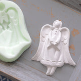 Silikon-Gießform von easy-sticks für das Engel-Mädchen, neben dem fertigen Gipsengel. Ideal für kreative Bastelideen und individuelle Geschenke.