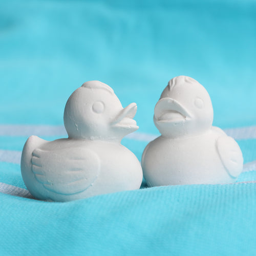 Zwei niedliche Entenfiguren aus Gießharz, hergestellt mit der Ente Silikonform von easy-sticks. Diese charmanten Figuren sind perfekt für kreative Bastelprojekte.