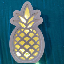 Lade das Bild in den Galerie-Viewer, Silikonform Leuchtende Ananas von Easy-Sticks, angestrahlt in warmem Licht, ideal für Sommerdekoration.
