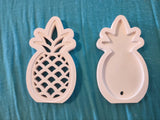 Silikonform Lichtobjekt - Ananas von Easy-Sticks, zeigt zwei Silikonformen in Ananasform auf einem blauen Hintergrund, ideal zum Basteln kreativer Dekorationsobjekte.