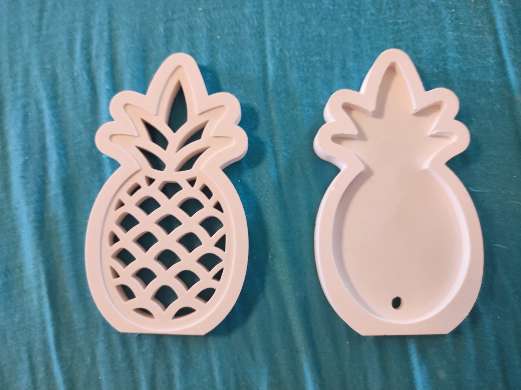 Silikonform Lichtobjekt - Ananas von Easy-Sticks, zeigt zwei Silikonformen in Ananasform auf einem blauen Hintergrund, ideal zum Basteln kreativer Dekorationsobjekte.
