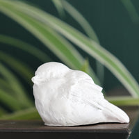 Klein und charmant, die Silikonform "Kleiner Spatz" von Easy-Sticks zeigt eine handgefertigte, weiße Spatzenfigur auf einem rustikalen Tisch. Ideal für kreative DIY-Projekte und kunstvolle Gestaltungen.