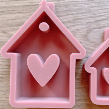 Silikon Giessform Herzhaus zum Aufhängen, groß - Ein Set aus zwei rosa Silikonformen in der Form von Herzhäusern, ideal für kreative Bastel- und Dekorationsprojekte. Von easy-sticks.