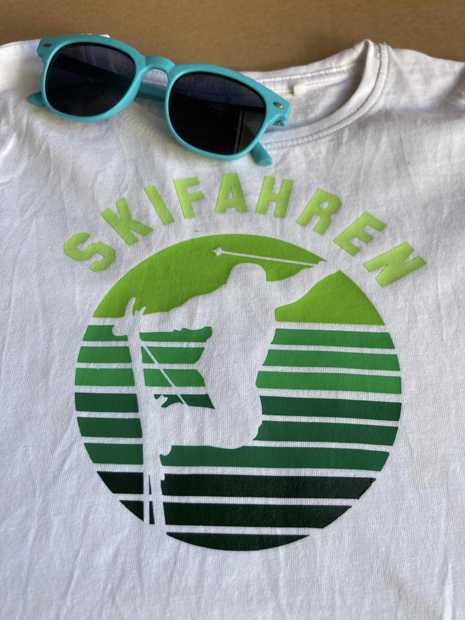 Skifahren  Abzeichen - Plotterdatei Ski Idee DIY Plotter Tasse T-Shirt geschenkidee