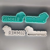 Zwei Silikonformen von Easy-Sticks zur Herstellung von Dekoobjekten mit dem Schriftzug "Sommer" und einer Palme.