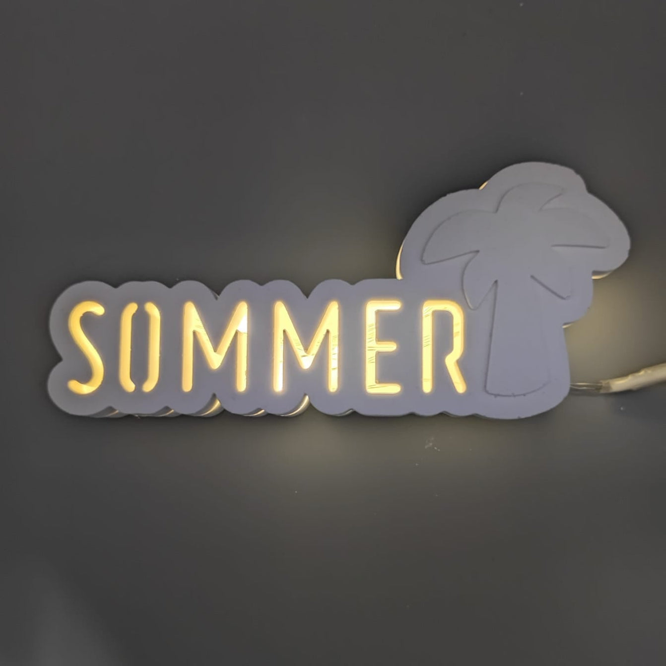 Leuchtendes Silikonform Lichtobjekt "Sommer mit Palme" von Easy-Sticks, zeigt den Schriftzug "SOMMER" mit einer stilisierten Palme, ideal für kreative Dekoideen.