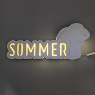 Leuchtendes Silikonform Lichtobjekt "Sommer mit Palme" von Easy-Sticks, zeigt den Schriftzug "SOMMER" mit einer stilisierten Palme, ideal für kreative Dekoideen.