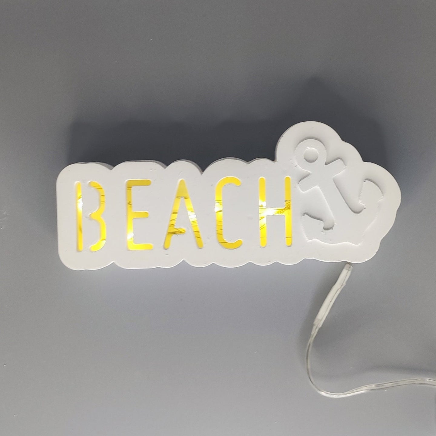 Leuchtendes Silikonform Lichtobjekt "Beach mit Anker" von Easy-Sticks, das ein stilvolles, sommerliches Dekor darstellt, mit dem Schriftzug "BEACH" und einem Anker.