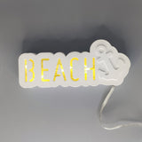Leuchtendes Silikonform Lichtobjekt "Beach mit Anker" von Easy-Sticks, das ein stilvolles, sommerliches Dekor darstellt, mit dem Schriftzug "BEACH" und einem Anker.