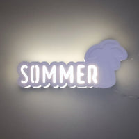 Leuchtendes Lichtobjekt mit dem Schriftzug "Sommer" und einer Palme, ideal für kreative Dekoration. Von Easy-Sticks.