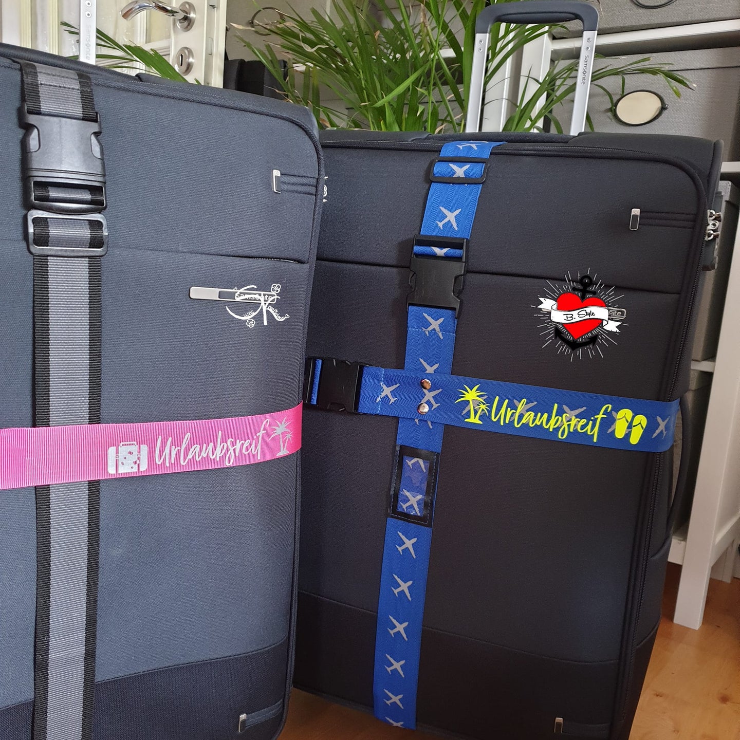 Individuelle Koffer mit Aufklebern der Sommer- und Urlaub Sprüche Plotterdatei von easy-sticks, die kreative Designs wie "Urlaubsreif" und Palmenmotiven showcase.
