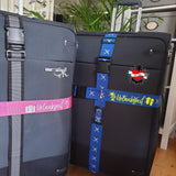 Individuelle Koffer mit Aufklebern der Sommer- und Urlaub Sprüche Plotterdatei von easy-sticks, die kreative Designs wie "Urlaubsreif" und Palmenmotiven showcase.