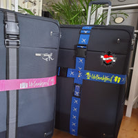 Individuelle Koffer mit Aufklebern der Sommer- und Urlaub Sprüche Plotterdatei von easy-sticks, die kreative Designs wie "Urlaubsreif" und Palmenmotiven showcase.