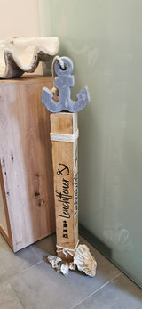 Stylische maritime Dekoration mit der Sommer und Urlaub Sprüche Plotterdatei von easy-sticks: Ein helles Holzankermodell kombiniert mit Muscheln, perfekt für Küstenfeeling.