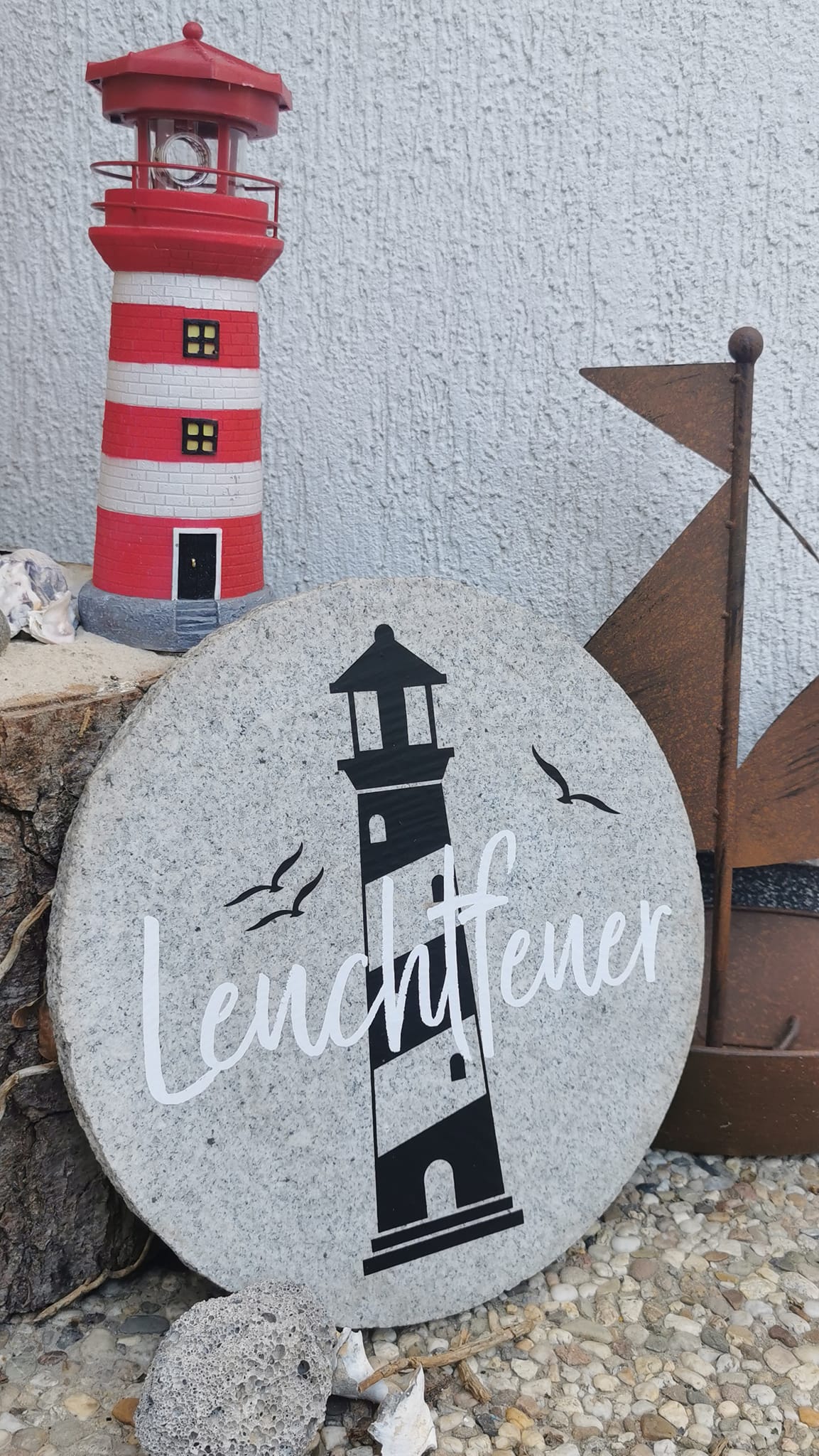 Kreatives Projekt mit der Sommer und Urlaub Sprüche Plotterdatei von easy-sticks: Ein kunstvoll gestalteter Leuchtfeuer-Stein mit Vögeln und Hafen-Elementen, ideal für maritime Deko.