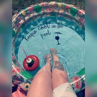 Füße einer Person im Planschbecken mit einem Spruch "keepin cool in the pool" im Wasser. Sommerliche Entspannung mit der "Sommer und Urlaub Sprüche" Plotterdatei von easy-sticks.
