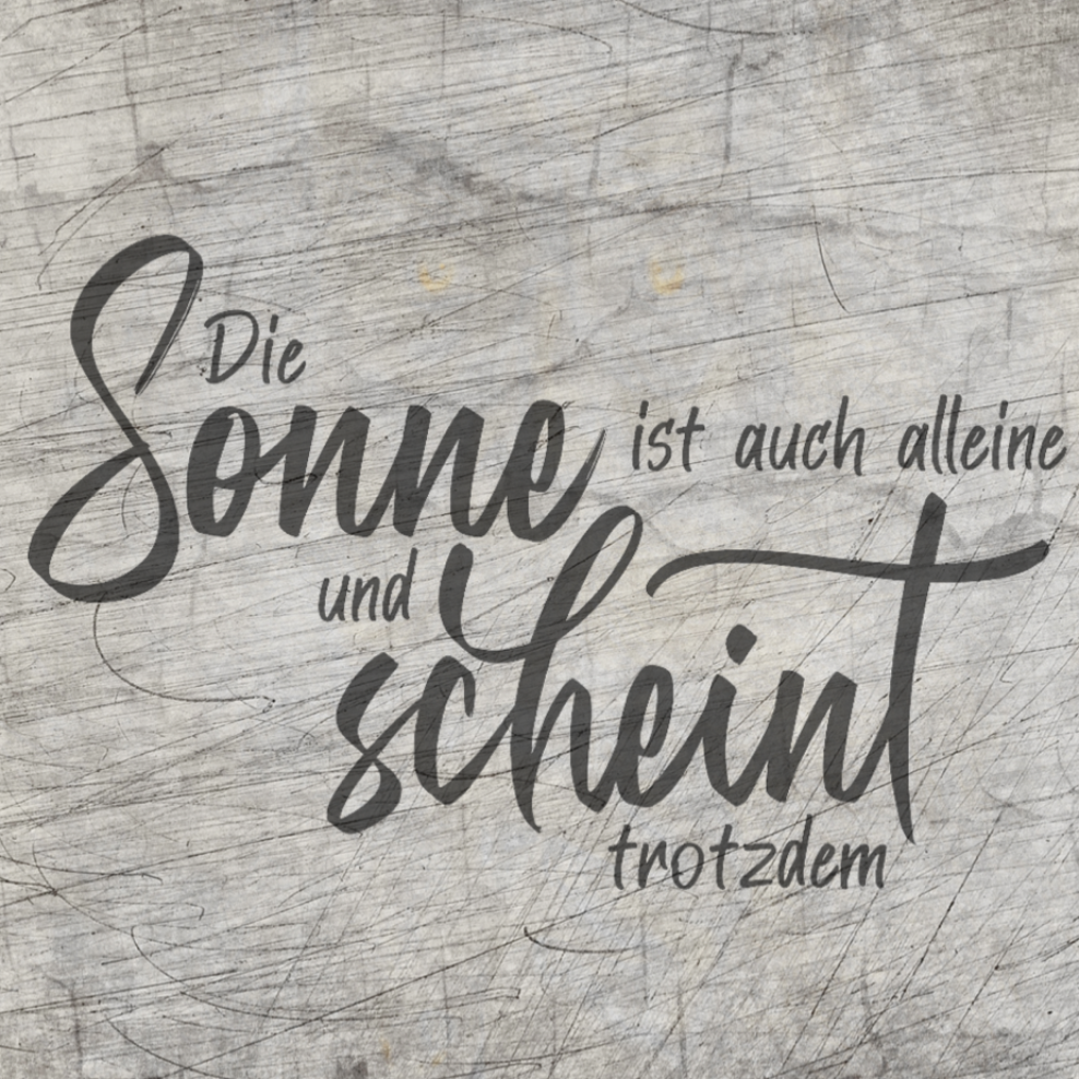 Kreatives Design mit dem Spruch "Die Sonne ist auch alleine und scheint trotzdem" auf rustikalem Hintergrund, ideal für DIY-Projekte von easy-sticks.