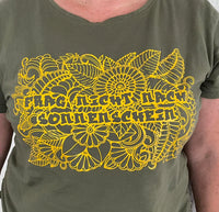 Person trägt ein T-Shirt mit dem Motiv "Frag nicht nach Sonnenschein" in leuchtendem Gelb, entworfen von easy-sticks.