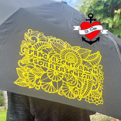 Regenschirm mit floralem Design und dem Schriftzug 'Frag nicht nach Sonnenschein', entworfen von easy-sticks. Perfekt für kreative Projekte und ein einzigartiges Accessoire.