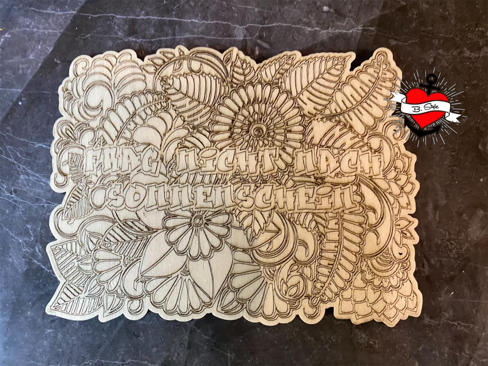 Lasergravierte Holzplatte mit floralem Design und dem Spruch "Frag nicht nach Sonnenschein" von easy-sticks. Ideal für kreative DIY-Projekte.