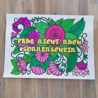Bunt ausgefüllte Ausmalversion der Plotterdatei "Frag nicht nach Sonnenschein" mit floralen Elementen, erhältlich bei easy-sticks.