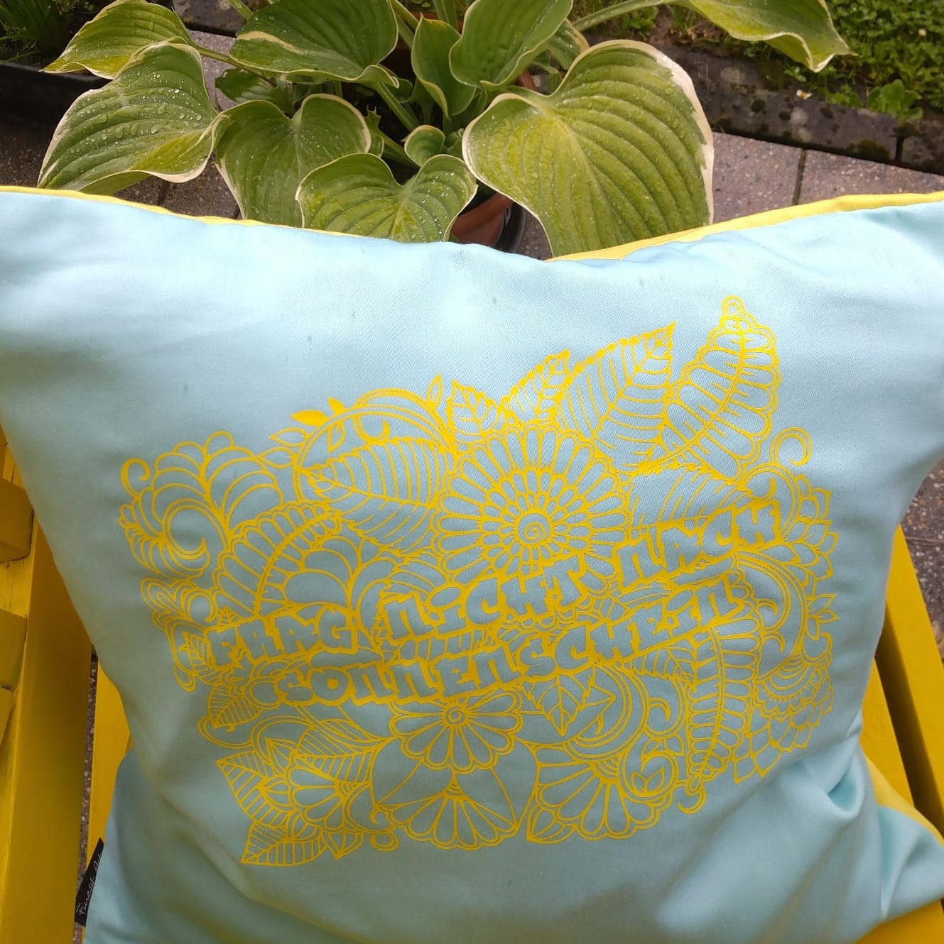 Kissen mit dem Aufdruck "Frag nicht nach Sonnenschein" im floralen Design, ideal für kreative DIY-Projekte von easy-sticks.