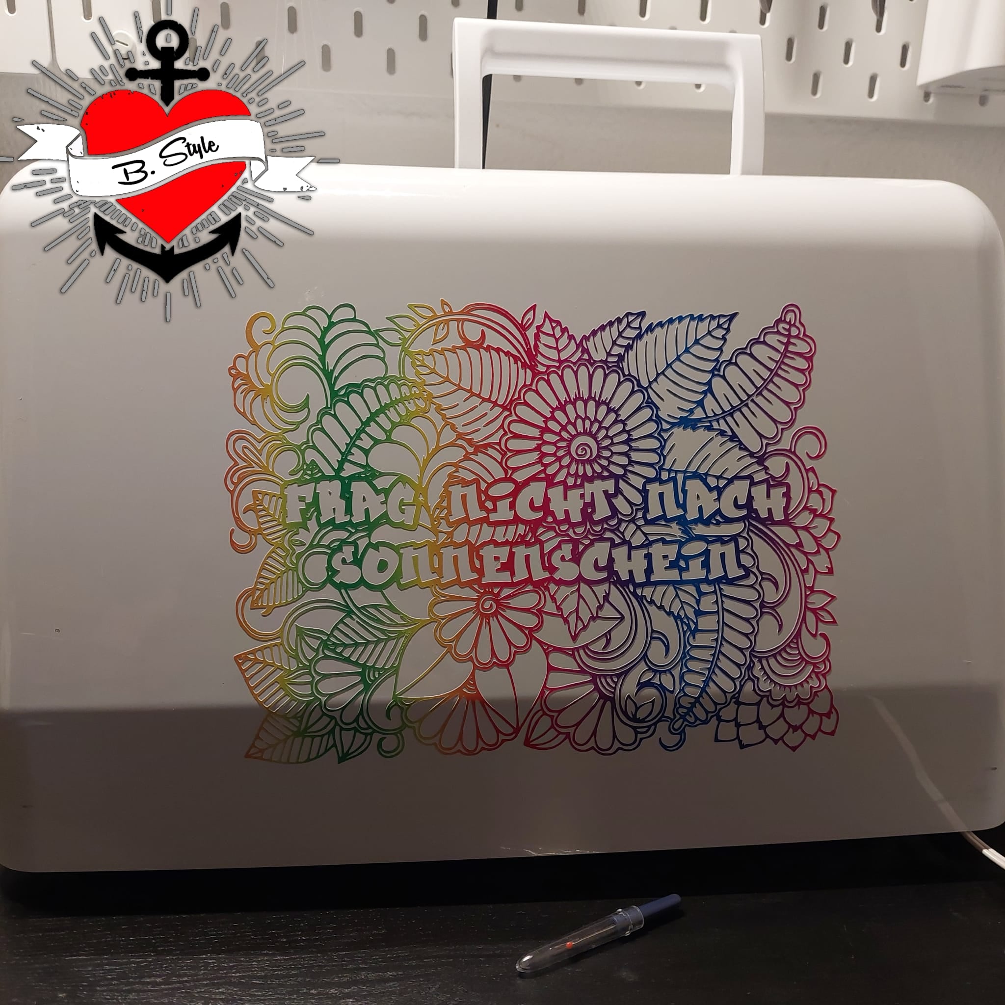 Weißer Behälter mit dem bunten Design "Frag nicht nach Sonnenschein" von easy-sticks, perfekt für kreative Bastelideen.