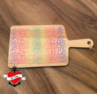 Bunte Schneidebrett aus Holz mit dem Schriftzug "Frag nicht nach Sonnenschein" in wunderschönen Farben, entworfen von easy-sticks.