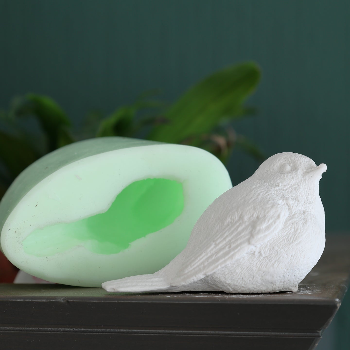 Die Silikongießform von Easy-Sticks zeigt die detailreiche Gestaltung einer Vogelfigur aus Gips, ideal für kreative Projekte.