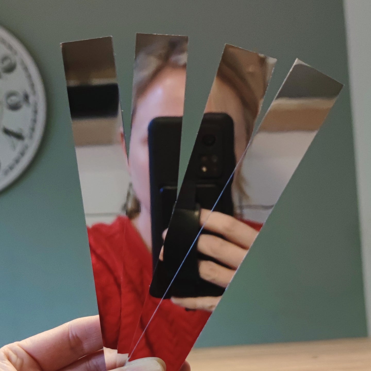 Set von vier Easy-Sticks Acryl Spiegeln, 16 cm Länge, glänzend und vielseitig einsetzbar für kreative Bastelprojekte, festgehalten von einer Person, die eine Kamera in der Hand hat.